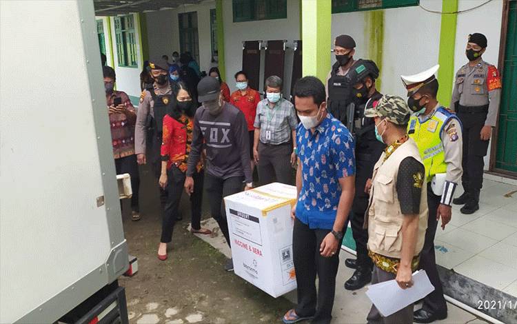 Polisi Lakukan Pengamanan Kedatangan Vaksin Covid-19 di Katingan