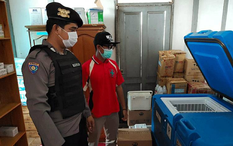 Polsek Pulau Petak Pantau Tempat Penyimpanan Vaksin di Puskesmas