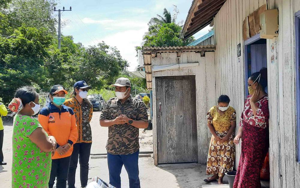 Menangis, Warga Keraya Takut Rumahnya Ambruk Kena Abrasi