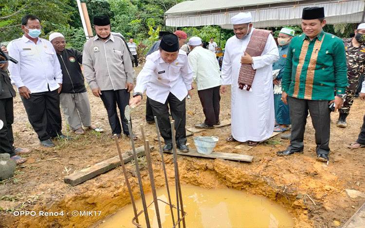 Wakil Bupati Murung Raya Lakukan Peletakan Batu Pertama Pembangunan Pesantren Tahfiz Quran Almubarokah