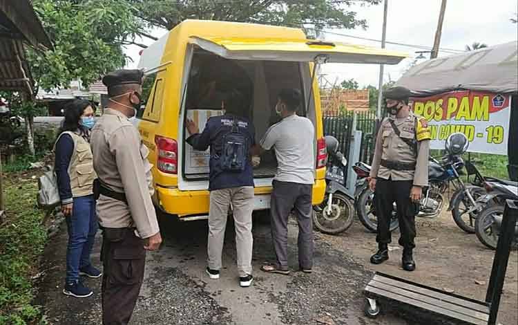 Personel Polres Kapuas Kawal Pendistribusian Vaksin Covid-19 ke Puskesmas