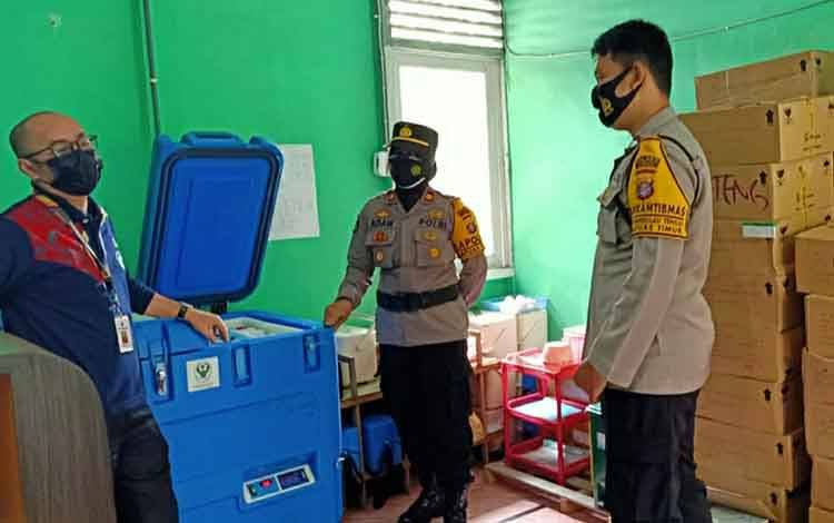 Polsek Kapuas Timur Rutin Pantau Penyimpanan Vaksin di Puskesmas