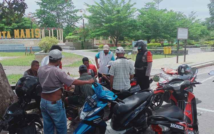 Satsabhara Polres Kobar Ajak Tukang Ojek Disiplin Prokes