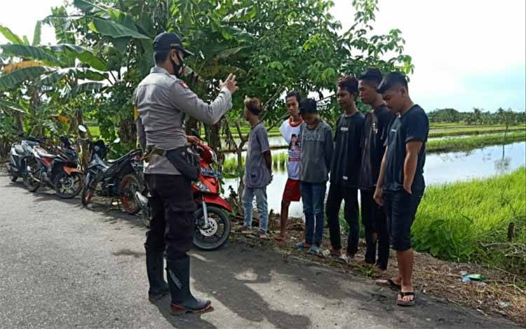 Personel Polsek Kapuas Kuala Imbau Remaja Tidak Lakukan Balap Liar
