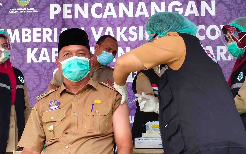 Vaksinasi Covid-19 Tahap Pertama Dicanangkan, Bupati Sukamara Divaksin
