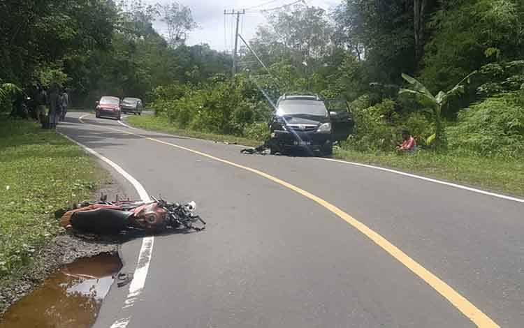Lepas Kendali Ditikungan, Vixion Tabrak Avanza