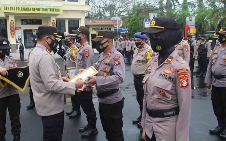 Polres Kotim Berikan Punishment dan Reward