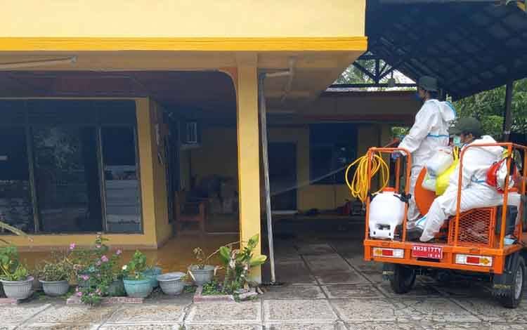 Tim Satgas Covid-19 Kalteng Lakukan Penyemprotan Rumah Warga