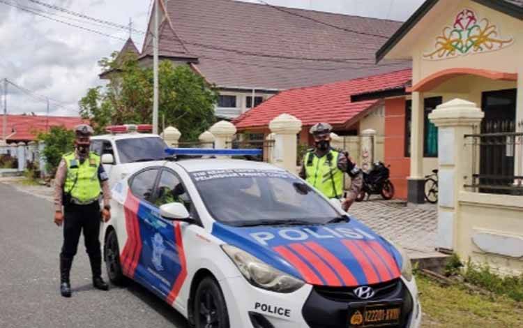 Anggota Polresta Palangka Raya Kawal Penyaluran Vaksin Covid-19