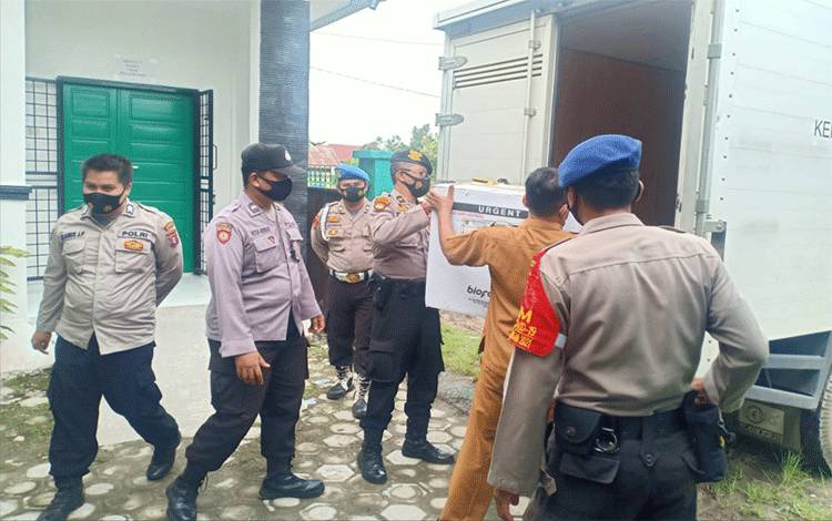 Polsek Katingan Hilir Kawal Distribusi Vaksin Covid-19 Sinovac