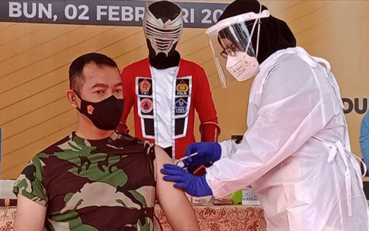 Dandim 1014 Pangkalan Bun Orang Pertama di Kobar yang Dapatkan Vaksinasi Covid-19
