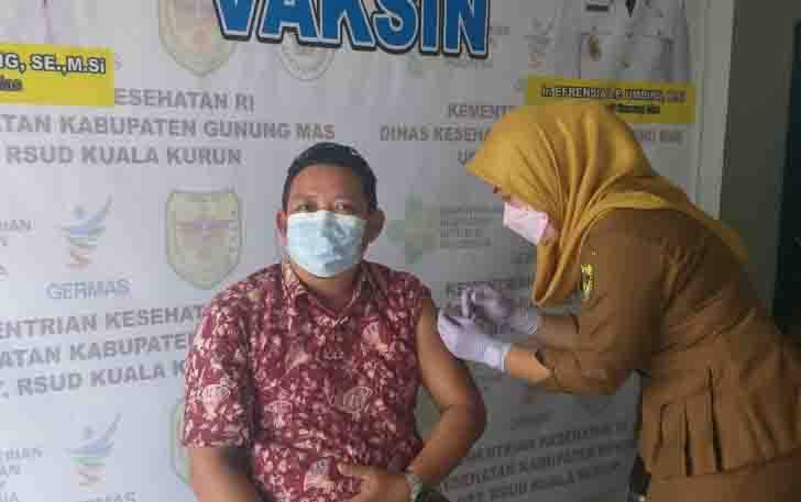 Ketua PPNI Gunung Mas Ikuti Vaksinasi Covid-19