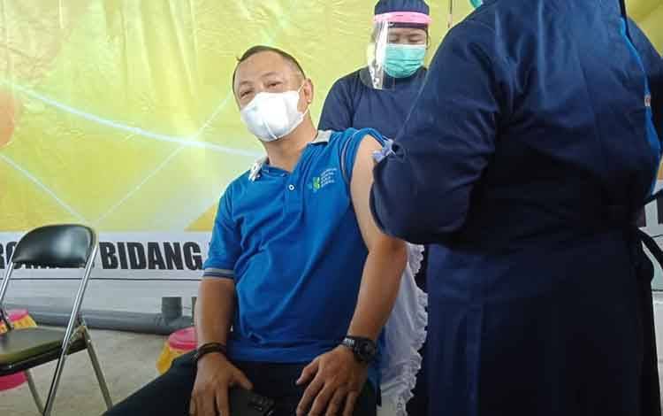 Eddy Raya Samsuri Jadi Orang Pertama Disuntik Vaksin COVID-19 di Barsel