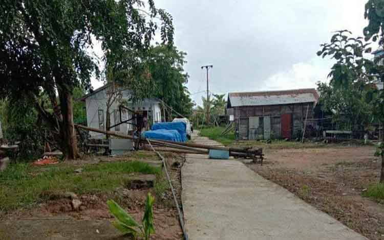 Listrik 3 Desa di Kecamatan Kapuas Padam Total Pasca Insiden Tiang PLN Roboh
