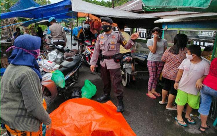 Polsek Kapuas Hilir Ingatkan Pentingnya Gunakan Masker ke Pengunjung Pasar