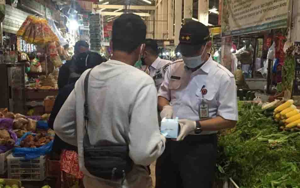 Sekda Kalteng Turun Langsung Bagikan Masker di Pasar