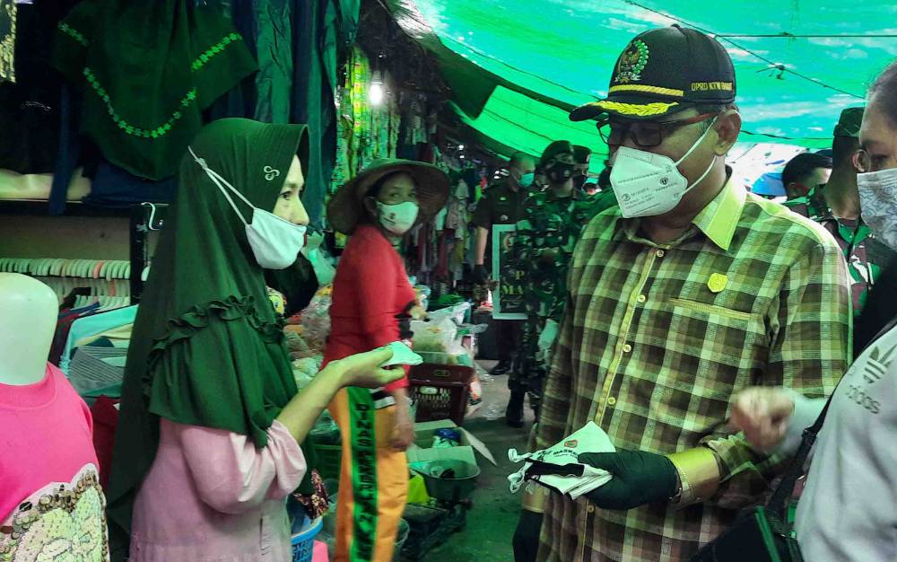 Turun Langsung ke Pasar, Ketua DPRD Kobar Harapkan Disiplin Prokes Dipertahankan