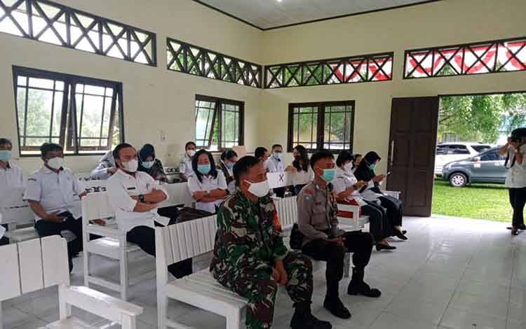 Babinsa Koramil 1016-01/Pahandut Dukung Percepatan Pembangunan Kelurahan Petuk Katimpun