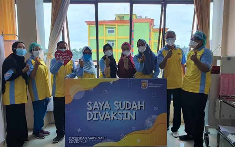 Tenaga Kesehatan RSUD Sultan Imanuddin Pangkalan Bun Mulai Divaksin