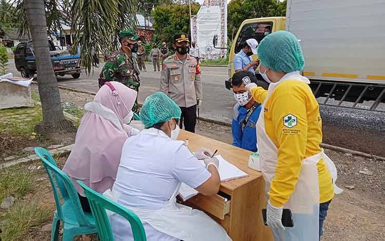 Dua Pelintas Perbatasan Kalteng - Kalsel Reaktif Rapid Test saat Operasi Yustisi Covid-19