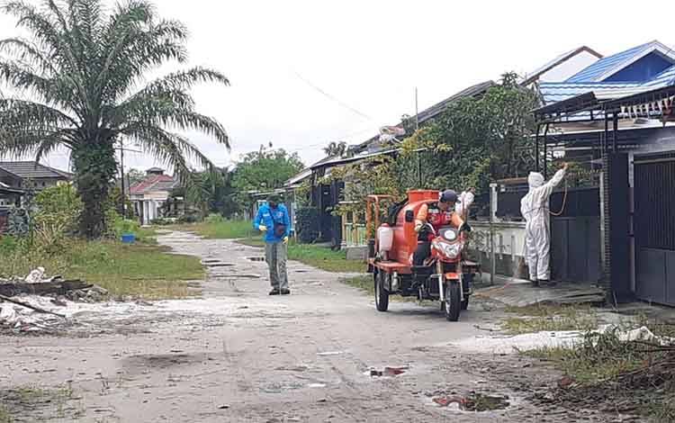 Tim Satgas Covid-19 Kalteng Semprot Disinfektan Perumahan Warga