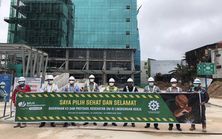 Peringati Bulan K3, BPJS Ketenagakerjaan Pangkalan Bun Serahkan Safety Corona Kit