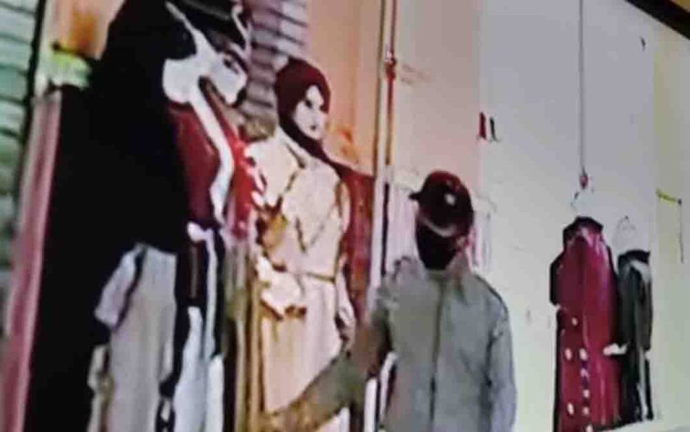 Aksi Seorang Pencuri Uang di Toko Baju Terekam CCTV