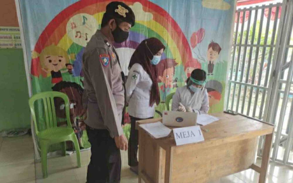 Personel Polsek Pulau Petak Monitoring Vaksinasi Tenaga Kesehatan di Puskesmas