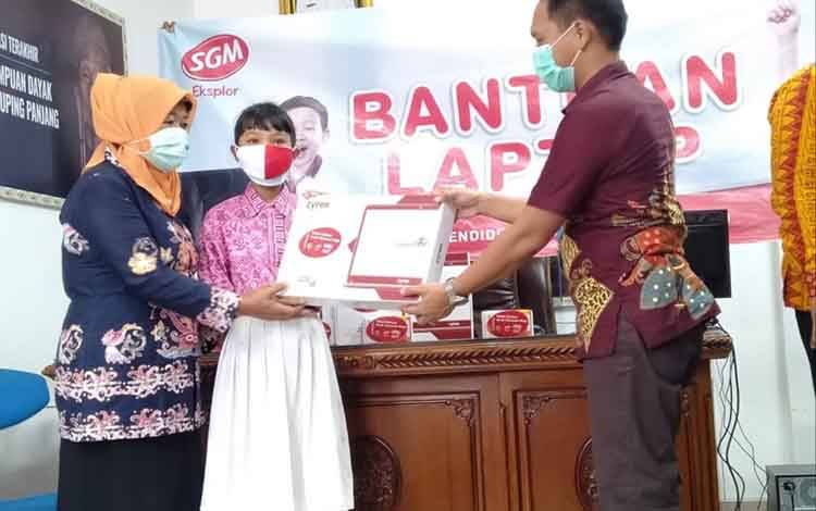 10 SD di Palangka Raya Dapat Bantuan Laptop dan Modem