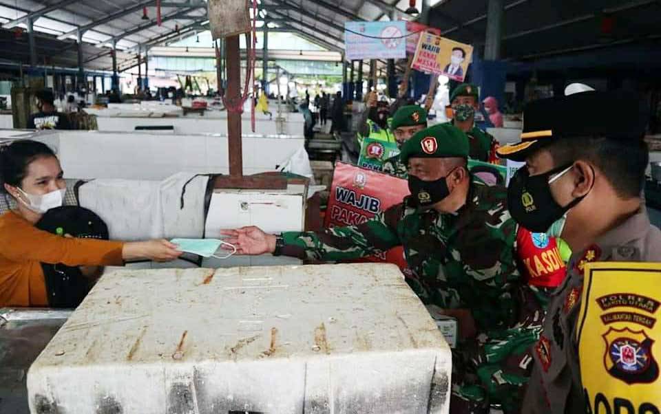 1.000 Lembar Masker Dibagikan di Pasar Bebas Banjir Muara Teweh