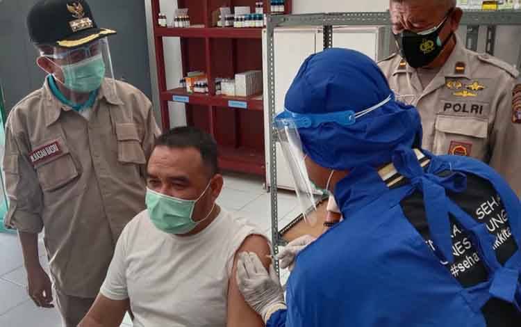 Tenaga Kesehatan di Puskesmas KP II Jalani Vaksinasi Covid-19