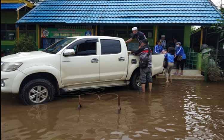 Pengurus PGRI Kotim Bagikan Sembako untuk Korban Banjir di Kalsel