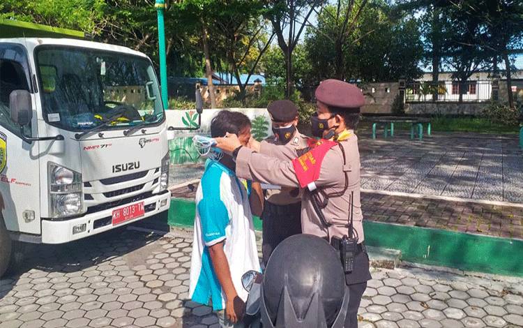 Personel Gabungan Kembali Bagikan Puluhan Ribu Masker