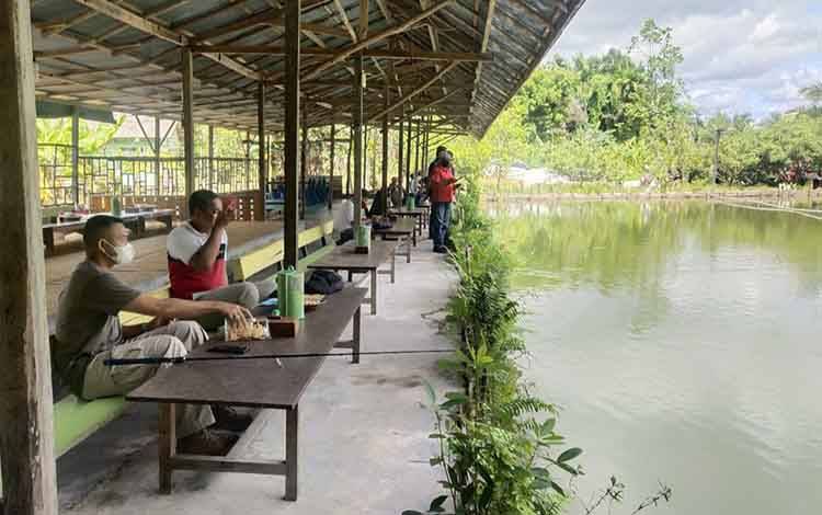 Kodim 1014 Pangkalan Bun Mancing Bareng Wartawan untuk Pererat Sinergitas