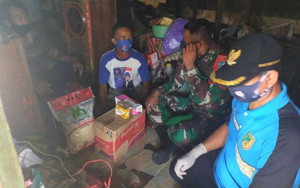 Babinsa Kodim Muara Teweh Bantu Warga Kurang Mampu
