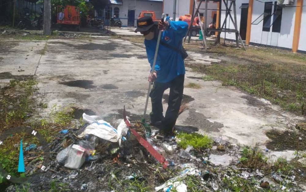 Relawan Satgas Covid-19 Kalteng Bersihkan Halaman Pusdalops