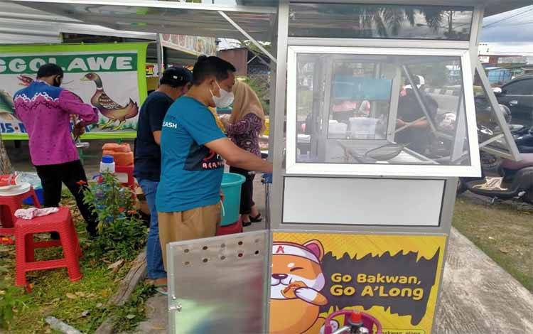 Politisi PDIP Ini Nyambi Jualan Bakwan Along