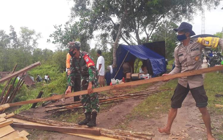 Bhabinkamtibmas Kelurahan Marang Ikuti Bedah Rumah Warga
