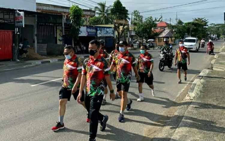 Jaga Imunitas Tubuh, Personel Kodim Kuala Kapuas Laksanakan Olahraga Jalan Sehat