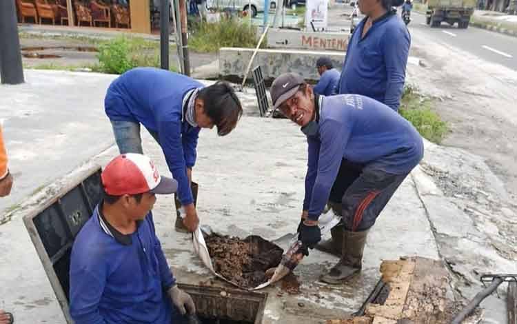 Pemko Palangka Raya Rutin Benahi Drainase