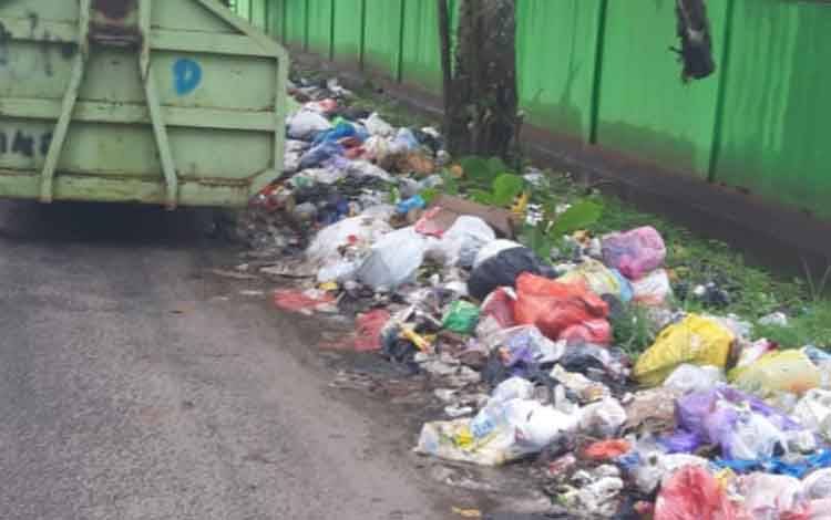 Sampah Menumpuk di Jalan Ki Hajar Dewantara