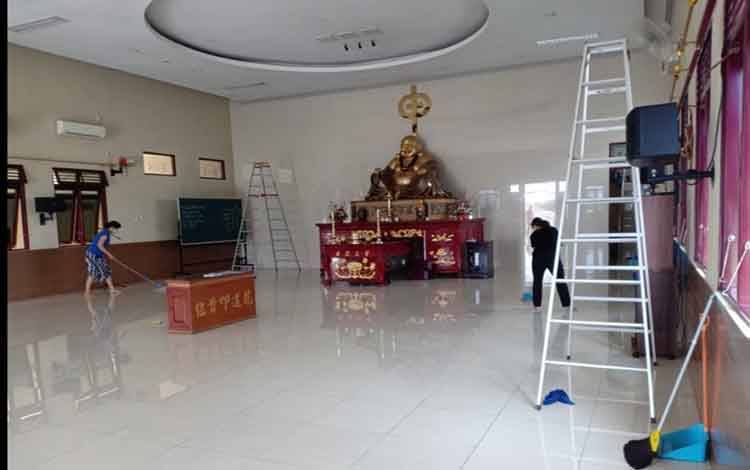 Warga Tionghoa Bersihkan Rumah dan Vihara Jelang Imlek