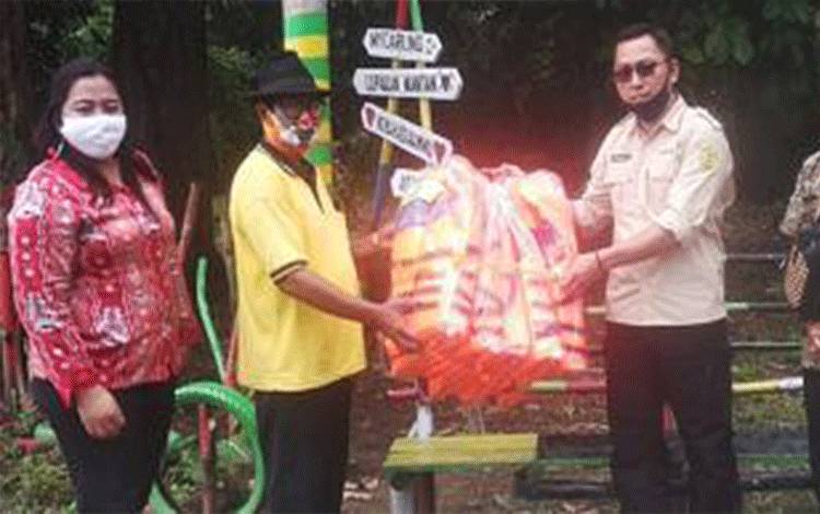 Disbudpar Pulang Pisau Serahkan Bantuan ini Kepada Kelompok Sadar Wisata Kalawa