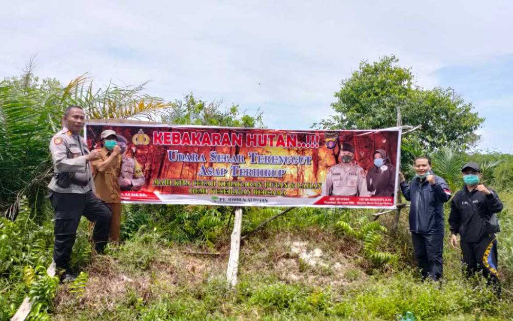 Kapolsek Seruyan Hilir Turun Langsung Pasang Spanduk Pencegahan Karhutla