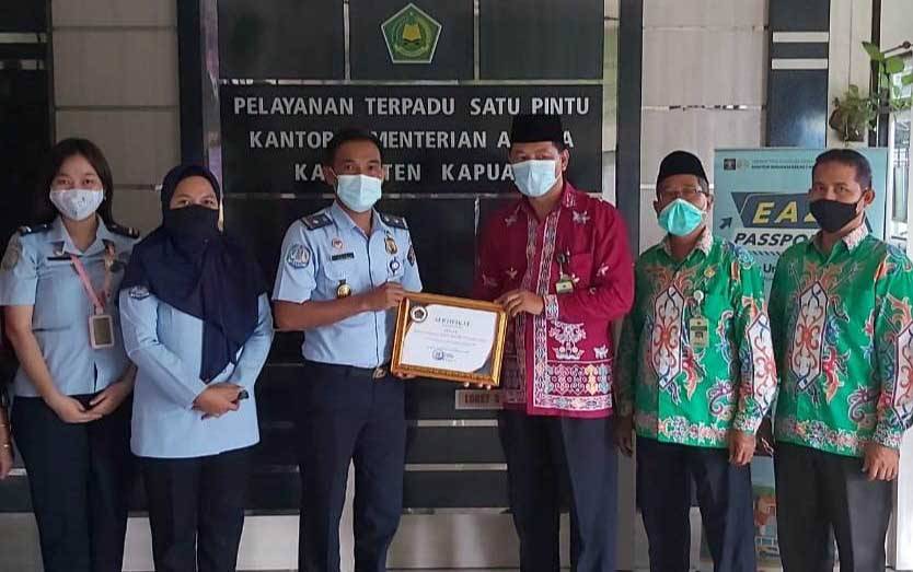 Masyarakat Kapuas Respon Positif Program Eazy Passport