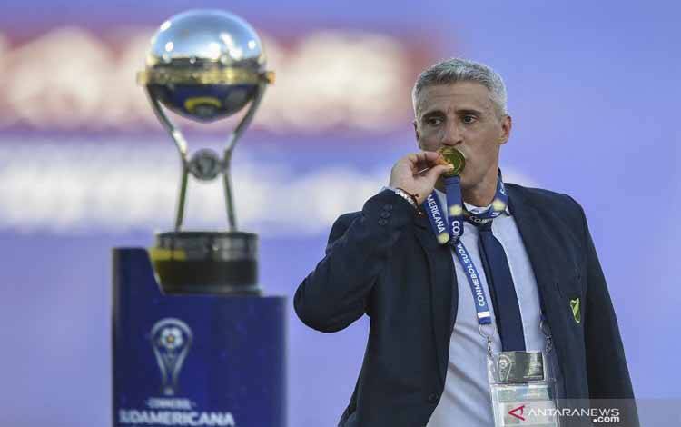 Crespo Mundur Sebagai Pelatih Defensa Setelah Juarai Sudamericana