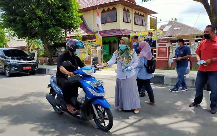 Hari Pers Nasional, PWI Kotim Bagi-bagi Masker