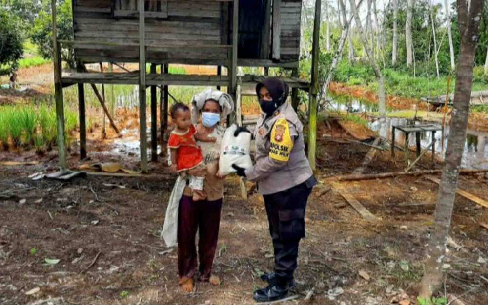Peduli Warga di Tengah Pandemi, Polsek Kapuas Hilir Beri Bantuan Beras