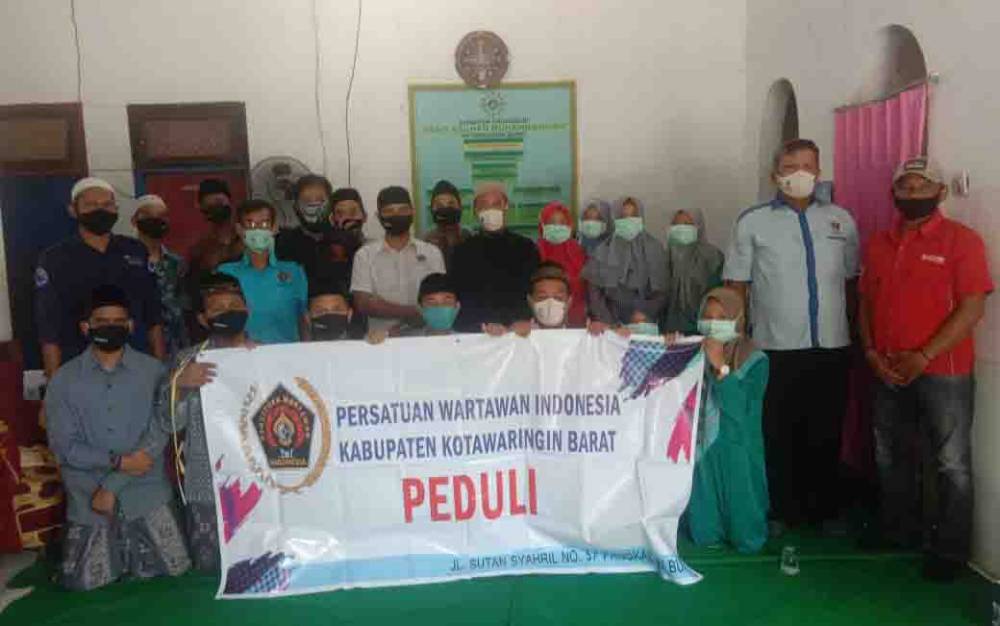 PWI Kobar Anjangsana ke Panti Asuhan Peringati HPN