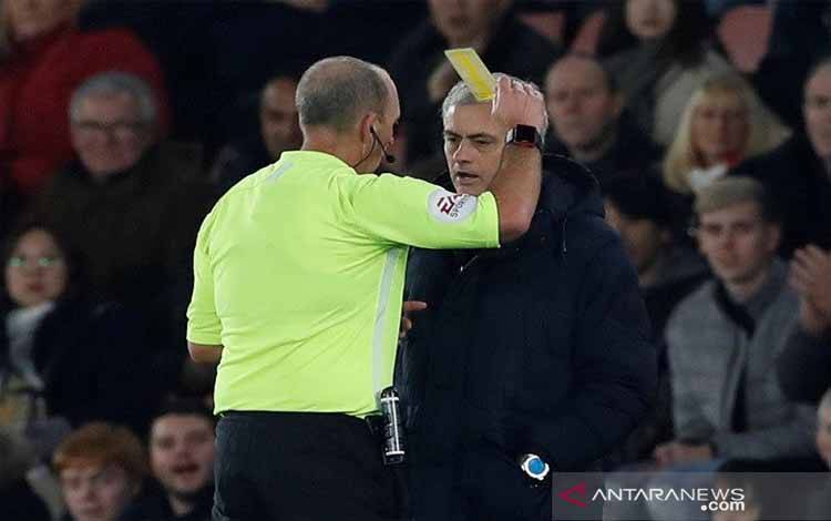 Mourinho Turut Bersimpati Kepada Wasit Inggris Mike Dean